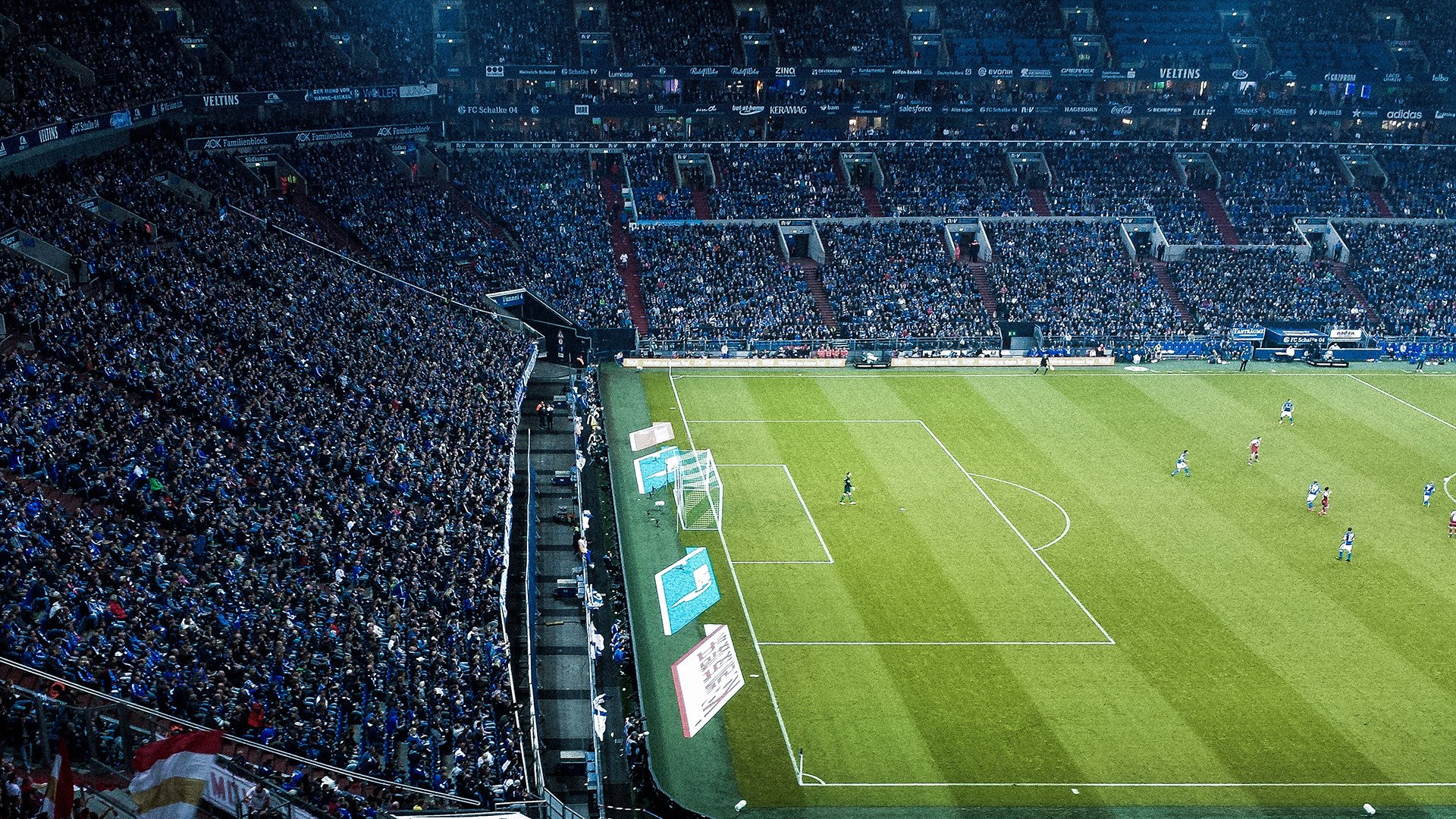 绿茵场上的险胜与球台上的统治，英格兰绝境逢生，梁靖崑展王者风范